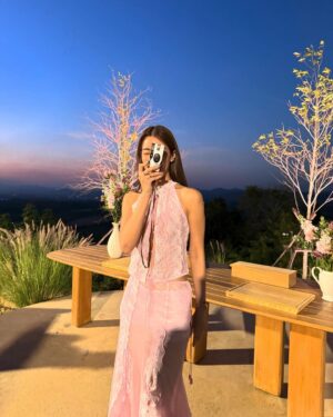 Chalida Vijitvongtong Instagram - ยินดีด้วยกับทั้งคู่นะคะ เป็นงานที่น่ารักมากๆๆ และอบอุ่นที่สุด HilltopHappiness 🌄💕

 ดีใจที่พวกเราลุยด้วยกันมาทั้งน้ำทั้งเขา เห็นพี่ทั้งสองดูแลกันก็เห็นถึงความรักที่พี่ท็อปและพี่ปอมีให้กัน  #topalways