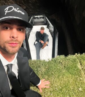 Chandler Hallow Instagram - “I Spent 7 Days Buried Alive!” I kept jimmy alive while he was 10ft underground :) GO WATCH