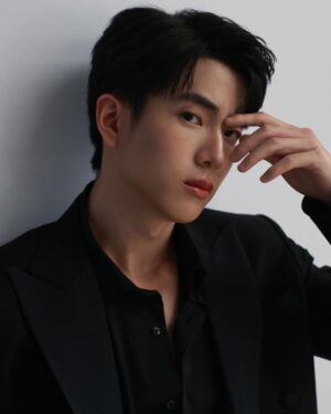 Chanon Santinatornkul Instagram - โอ๊ะ นวดคิ้วซักหน่อย 😆
Massage eyebrows 😆