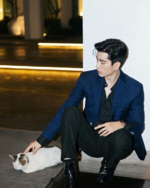 Chanon Santinatornkul Instagram - นายท่านมาคันขาว ส่วนบ่าวมาคันชมพู 😅
Master won't let me sit in white, so I gotta come in pink 😿