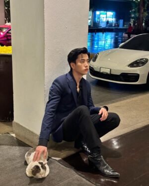 Chanon Santinatornkul Instagram - นายท่านมาคันขาว ส่วนบ่าวมาคันชมพู 😅
Master won't let me sit in white, so I gotta come in pink 😿