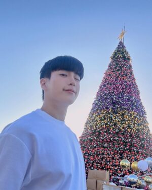 Chanon Santinatornkul Instagram - เมอรี่ เมอรี่ คิดสะมากกกก ❤️🎅🏻🍀🎄🌟
Merry Christmas krub everyone ❤️🎅🏻🎄🍀🌟