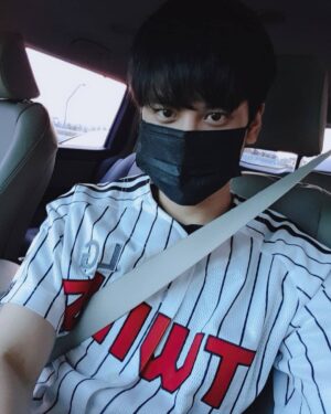 Chanwoo Instagram - #무적엘지 #8연패탈출 #연승가자 
유니폼입고가기 잘했다 ㅎㅎ
