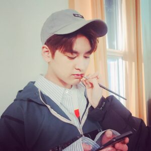 Chanwoo Instagram - #잡지촬영#뮤비촬영#해시태그너무어려워요
#회장님한테배워야지