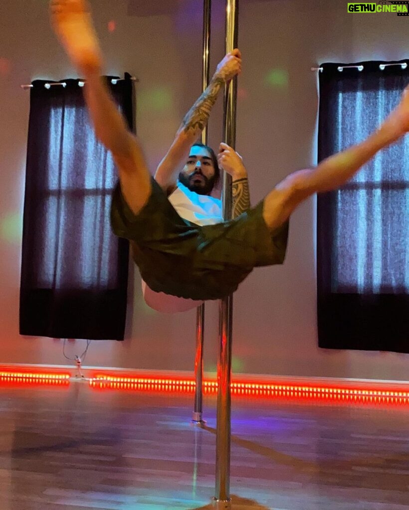 Charles White Jr. Instagram - I learned how to pole dance