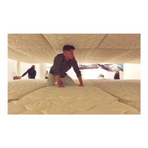 Charlie Carver Instagram - had a hard time getting out of bed today 🛏 #paolapivi @thebassmoa