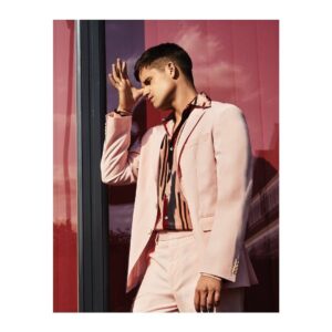 Charlie Carver Instagram - fun, socially distanced day out & about in London w/ @schonmagazine 🕶 link in bio to our full convo about #ratched #boysintheband and 2020

Photography: @bobbyharps
Styling: @hollyevawhite
Grooming: @petransellge
Words: @thesandakin