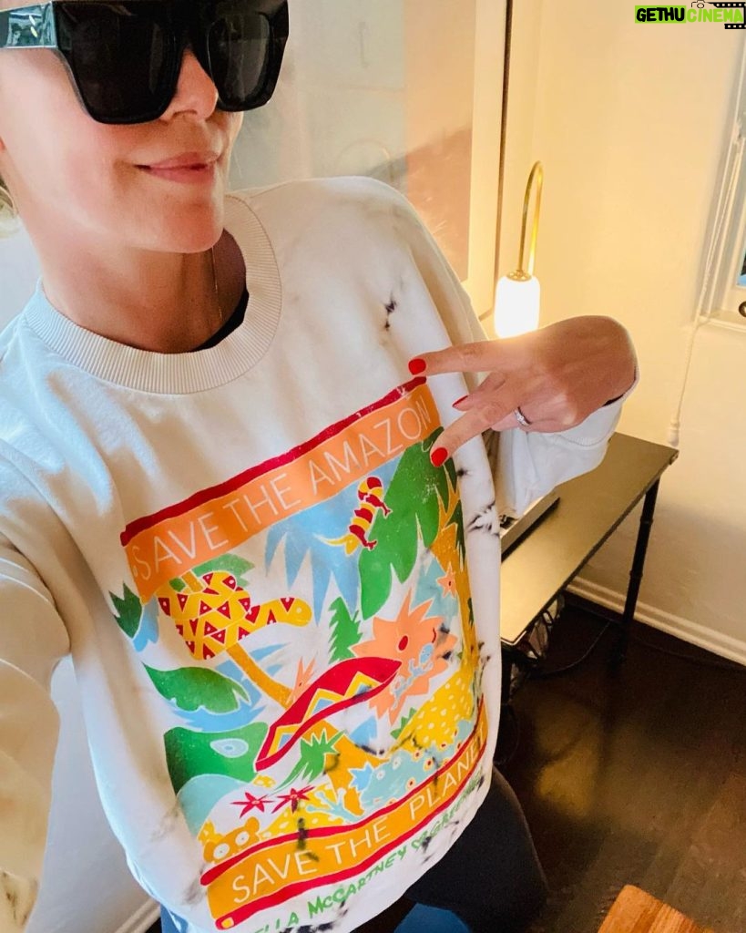 Charlize Theron Instagram - It’s Friday, I’m feeling good, and I’m rocking my new #StellaxGreenpeace sweatshirt. • My friend @stellamccartney has partnered with @greenpeaceuk in a campaign to end deforestation in the Amazon and help combat the climate crisis. • We all love our Earth, so show her some love by signing the petition at the link in my bio 💚🌎💚