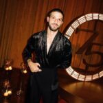Chay Suede Instagram - Isso foi ontem :) Que alegria comemorar os 75 anos do Ícone Bvlgari Serpenti. E para celebrar, a marca convidou o artista carioca Gabriel Massan para liderar um projeto exclusivo para o mercado brasileiro. Essa é a primeira colaboração criativa da Bulgari com um artista brasileiro. Obrigado @bulgari pelo convite, e pela festa memorável! Saúde, turma! #Serpenti75 #BulgariJewelry #Publicidade 📸 @joaokopv 👕 @thiagobiagi