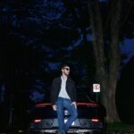 Chay Suede Instagram - O que é mais humano do que um cheiro? Essas fotos vão inaugurar um novo quadro aqui na sua tv chayzinho, e ele consiste basicamente em fotos de um dia e do perfume que eu estava usando na ocasião. Quem me conhece um pouquinho sabe da minha paixão por perfumaria, tenho estudado muito esse universo desde a pandemia, e hoje, é um dos meus assuntos favoritos na vida. Venho descobrindo coisas novas todos os dias, conhecendo pessoas incríveis, e sentindo cada vez mais vontade de compartilhar essas experiências aqui, com vocês. Ontem fui a uma reunião e na volta fiz essas fotos, o perfume na foto 2 se chama Oud Stallion, é uma edição limitada da @maisoncrivelli para Harrods, em Londres. Oud Stallion é um couro confortável, levemente doce, especiado e bem moderno. Sou um amante de oud, e adoro esse combinação "oud + açafrão", na construção dos acordes de couro. Obrigado, querido @thibaud.crivelli pelo carinho e gentileza de me enviar pessoalmente seus perfumes. Beijo minha turminha, boa quarta-feira! 📷 @guilhermeerrocha
