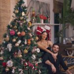 Chay Suede Instagram - Convidamos o @chay e a @neivalaura para presentear à la française neste Natal. A escolha do Chay foi o Iconique 001 Intense, já a Laura escolheu presentear com o Scapin 245 Intense. E você, vai presentear à la française este ano? Conta aqui pra gente. #publi #NatalOUiParis #OriginalCommeToi