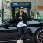 Chay Suede Instagram - Eu já contei pra vocês que a Gasolina Petrobras Podium faz parte da minha rotina. Ela é a minha escolha sempre porque garante qualidade e alta performance pro meu carro, e o melhor, ela e a única gasolina Carbono Neutro do Brasil, encontrada exclusivamente nos @postospetrobras . Mas a novidade de hoje é que você ainda pode calcular quanto de carbono você neutralizou abastecendo com Podium, através da Calculadora dos Postos Petrobras. Vai lá nos meus stories e acessa o link pra saber mais. #podiumcarbononeutro *Publicidade