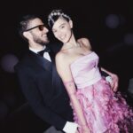 Chay Suede Instagram - O amor da minha vida fez 30 anos, e deu a festa mais legal do mundo. Laura, é a pessoa mais linda, engraçada, amorosa, chique e gente boa que eu conheço. Sabe dar festa como ninguém, e faz tudo sempre com a própria cabeça e as próprias mãos. Colocou florzinha por florzinha nos murais, decorou a casa toda, pensou em tudo por semanas, colocou todo mundo que a gente ama dentro, e se divertiu do início ao fim. Com ela, o processo é a coisa em si, talvez por isso, com ela tudo sempre dá certo. Laurinha, a maior delícia sobre você, é o fato de você estar sempre pronta a enxergar beleza, e enxerga, sempre antes de todo mundo, sempre dá a volta, sempre surpreende, sempre tira as maiores ondas do mundo mantendo uma humildade proporcional. Eu te amo com todo o meu coração, e fiquei honrado por ter sido convidado pra ser príncipe da sua festa de rebutante, não é todo dia que se faz 15 + 15 anos. Obrigado por me amar e deixar que esse amor se estenda a tudo que eu também amo. Namorar com você é a coisa mais legal que eu já fiz na vida, quero mais, muito mais, quero pra sempre. Feliz aniversário! @neivalaura 🎈 foto 1: Ela e eu na nossa porta azul. foto 2: Eu olhando pra ela enquanto agradeço a Deus mentalmente por esta grande gata. foto 3: ACACHAPANTE foto 4: Eu buscando uma princesa de verdade que também fazia presença vip no local. foto 5: Meu tesouro na terra e no céu. foto 6: Dançando a valsa na minha primeira vez como príncipe. foto 7: Acabei me empolgando com a contratante. foto 8: Obrigado, pai. foto 9: José com sono, já sorrindo pra qualquer coisa. Maria sorrindo, mas pensando em doces. foto 10: Papai e Maria vivendo um grande momento como se fossem estrelas de cinema. fotos lindas do @moalmeida___ styling impecável do @thiagobiagi make 15 again da Laura, @herodrigues