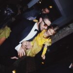 Chay Suede Instagram - O amor da minha vida fez 30 anos, e deu a festa mais legal do mundo. Laura, é a pessoa mais linda, engraçada, amorosa, chique e gente boa que eu conheço. Sabe dar festa como ninguém, e faz tudo sempre com a própria cabeça e as próprias mãos. Colocou florzinha por florzinha nos murais, decorou a casa toda, pensou em tudo por semanas, colocou todo mundo que a gente ama dentro, e se divertiu do início ao fim. Com ela, o processo é a coisa em si, talvez por isso, com ela tudo sempre dá certo. Laurinha, a maior delícia sobre você, é o fato de você estar sempre pronta a enxergar beleza, e enxerga, sempre antes de todo mundo, sempre dá a volta, sempre surpreende, sempre tira as maiores ondas do mundo mantendo uma humildade proporcional. Eu te amo com todo o meu coração, e fiquei honrado por ter sido convidado pra ser príncipe da sua festa de rebutante, não é todo dia que se faz 15 + 15 anos. Obrigado por me amar e deixar que esse amor se estenda a tudo que eu também amo. Namorar com você é a coisa mais legal que eu já fiz na vida, quero mais, muito mais, quero pra sempre. Feliz aniversário! @neivalaura 🎈 foto 1: Ela e eu na nossa porta azul. foto 2: Eu olhando pra ela enquanto agradeço a Deus mentalmente por esta grande gata. foto 3: ACACHAPANTE foto 4: Eu buscando uma princesa de verdade que também fazia presença vip no local. foto 5: Meu tesouro na terra e no céu. foto 6: Dançando a valsa na minha primeira vez como príncipe. foto 7: Acabei me empolgando com a contratante. foto 8: Obrigado, pai. foto 9: José com sono, já sorrindo pra qualquer coisa. Maria sorrindo, mas pensando em doces. foto 10: Papai e Maria vivendo um grande momento como se fossem estrelas de cinema. fotos lindas do @moalmeida___ styling impecável do @thiagobiagi make 15 again da Laura, @herodrigues