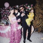 Chay Suede Instagram - O amor da minha vida fez 30 anos, e deu a festa mais legal do mundo. Laura, é a pessoa mais linda, engraçada, amorosa, chique e gente boa que eu conheço. Sabe dar festa como ninguém, e faz tudo sempre com a própria cabeça e as próprias mãos. Colocou florzinha por florzinha nos murais, decorou a casa toda, pensou em tudo por semanas, colocou todo mundo que a gente ama dentro, e se divertiu do início ao fim. Com ela, o processo é a coisa em si, talvez por isso, com ela tudo sempre dá certo. Laurinha, a maior delícia sobre você, é o fato de você estar sempre pronta a enxergar beleza, e enxerga, sempre antes de todo mundo, sempre dá a volta, sempre surpreende, sempre tira as maiores ondas do mundo mantendo uma humildade proporcional. Eu te amo com todo o meu coração, e fiquei honrado por ter sido convidado pra ser príncipe da sua festa de rebutante, não é todo dia que se faz 15 + 15 anos. Obrigado por me amar e deixar que esse amor se estenda a tudo que eu também amo. Namorar com você é a coisa mais legal que eu já fiz na vida, quero mais, muito mais, quero pra sempre. Feliz aniversário! @neivalaura 🎈 foto 1: Ela e eu na nossa porta azul. foto 2: Eu olhando pra ela enquanto agradeço a Deus mentalmente por esta grande gata. foto 3: ACACHAPANTE foto 4: Eu buscando uma princesa de verdade que também fazia presença vip no local. foto 5: Meu tesouro na terra e no céu. foto 6: Dançando a valsa na minha primeira vez como príncipe. foto 7: Acabei me empolgando com a contratante. foto 8: Obrigado, pai. foto 9: José com sono, já sorrindo pra qualquer coisa. Maria sorrindo, mas pensando em doces. foto 10: Papai e Maria vivendo um grande momento como se fossem estrelas de cinema. fotos lindas do @moalmeida___ styling impecável do @thiagobiagi make 15 again da Laura, @herodrigues