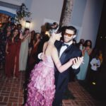 Chay Suede Instagram - O amor da minha vida fez 30 anos, e deu a festa mais legal do mundo. Laura, é a pessoa mais linda, engraçada, amorosa, chique e gente boa que eu conheço. Sabe dar festa como ninguém, e faz tudo sempre com a própria cabeça e as próprias mãos. Colocou florzinha por florzinha nos murais, decorou a casa toda, pensou em tudo por semanas, colocou todo mundo que a gente ama dentro, e se divertiu do início ao fim. Com ela, o processo é a coisa em si, talvez por isso, com ela tudo sempre dá certo. Laurinha, a maior delícia sobre você, é o fato de você estar sempre pronta a enxergar beleza, e enxerga, sempre antes de todo mundo, sempre dá a volta, sempre surpreende, sempre tira as maiores ondas do mundo mantendo uma humildade proporcional. Eu te amo com todo o meu coração, e fiquei honrado por ter sido convidado pra ser príncipe da sua festa de rebutante, não é todo dia que se faz 15 + 15 anos. Obrigado por me amar e deixar que esse amor se estenda a tudo que eu também amo. Namorar com você é a coisa mais legal que eu já fiz na vida, quero mais, muito mais, quero pra sempre. Feliz aniversário! @neivalaura 🎈 foto 1: Ela e eu na nossa porta azul. foto 2: Eu olhando pra ela enquanto agradeço a Deus mentalmente por esta grande gata. foto 3: ACACHAPANTE foto 4: Eu buscando uma princesa de verdade que também fazia presença vip no local. foto 5: Meu tesouro na terra e no céu. foto 6: Dançando a valsa na minha primeira vez como príncipe. foto 7: Acabei me empolgando com a contratante. foto 8: Obrigado, pai. foto 9: José com sono, já sorrindo pra qualquer coisa. Maria sorrindo, mas pensando em doces. foto 10: Papai e Maria vivendo um grande momento como se fossem estrelas de cinema. fotos lindas do @moalmeida___ styling impecável do @thiagobiagi make 15 again da Laura, @herodrigues