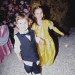 Chay Suede Instagram - O amor da minha vida fez 30 anos, e deu a festa mais legal do mundo. Laura, é a pessoa mais linda, engraçada, amorosa, chique e gente boa que eu conheço. Sabe dar festa como ninguém, e faz tudo sempre com a própria cabeça e as próprias mãos. Colocou florzinha por florzinha nos murais, decorou a casa toda, pensou em tudo por semanas, colocou todo mundo que a gente ama dentro, e se divertiu do início ao fim. Com ela, o processo é a coisa em si, talvez por isso, com ela tudo sempre dá certo. Laurinha, a maior delícia sobre você, é o fato de você estar sempre pronta a enxergar beleza, e enxerga, sempre antes de todo mundo, sempre dá a volta, sempre surpreende, sempre tira as maiores ondas do mundo mantendo uma humildade proporcional. Eu te amo com todo o meu coração, e fiquei honrado por ter sido convidado pra ser príncipe da sua festa de rebutante, não é todo dia que se faz 15 + 15 anos. Obrigado por me amar e deixar que esse amor se estenda a tudo que eu também amo. Namorar com você é a coisa mais legal que eu já fiz na vida, quero mais, muito mais, quero pra sempre. Feliz aniversário! @neivalaura 🎈 foto 1: Ela e eu na nossa porta azul. foto 2: Eu olhando pra ela enquanto agradeço a Deus mentalmente por esta grande gata. foto 3: ACACHAPANTE foto 4: Eu buscando uma princesa de verdade que também fazia presença vip no local. foto 5: Meu tesouro na terra e no céu. foto 6: Dançando a valsa na minha primeira vez como príncipe. foto 7: Acabei me empolgando com a contratante. foto 8: Obrigado, pai. foto 9: José com sono, já sorrindo pra qualquer coisa. Maria sorrindo, mas pensando em doces. foto 10: Papai e Maria vivendo um grande momento como se fossem estrelas de cinema. fotos lindas do @moalmeida___ styling impecável do @thiagobiagi make 15 again da Laura, @herodrigues