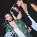 Chay Suede Instagram - E ontem foi dia de reunir os amigos e fazer a nossa Rota Mais Amarga. O Distrito Beck's é um guia com as rotas das melhores experiências com selo de qualidade Beck's, para no meio da imensidão de São Paulo, você encontrar lugares onde pode mais do que frequentar, pertencer. @becksbeerbr #DistritoBecks #OAmargoDesperta #BebaComModeração #NãoCompartilhecomMenoresde18anos #publi