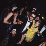 Chay Suede Instagram - O amor da minha vida fez 30 anos, e deu a festa mais legal do mundo. Laura, é a pessoa mais linda, engraçada, amorosa, chique e gente boa que eu conheço. Sabe dar festa como ninguém, e faz tudo sempre com a própria cabeça e as próprias mãos. Colocou florzinha por florzinha nos murais, decorou a casa toda, pensou em tudo por semanas, colocou todo mundo que a gente ama dentro, e se divertiu do início ao fim. Com ela, o processo é a coisa em si, talvez por isso, com ela tudo sempre dá certo. Laurinha, a maior delícia sobre você, é o fato de você estar sempre pronta a enxergar beleza, e enxerga, sempre antes de todo mundo, sempre dá a volta, sempre surpreende, sempre tira as maiores ondas do mundo mantendo uma humildade proporcional. Eu te amo com todo o meu coração, e fiquei honrado por ter sido convidado pra ser príncipe da sua festa de rebutante, não é todo dia que se faz 15 + 15 anos. Obrigado por me amar e deixar que esse amor se estenda a tudo que eu também amo. Namorar com você é a coisa mais legal que eu já fiz na vida, quero mais, muito mais, quero pra sempre. Feliz aniversário! @neivalaura 🎈 foto 1: Ela e eu na nossa porta azul. foto 2: Eu olhando pra ela enquanto agradeço a Deus mentalmente por esta grande gata. foto 3: ACACHAPANTE foto 4: Eu buscando uma princesa de verdade que também fazia presença vip no local. foto 5: Meu tesouro na terra e no céu. foto 6: Dançando a valsa na minha primeira vez como príncipe. foto 7: Acabei me empolgando com a contratante. foto 8: Obrigado, pai. foto 9: José com sono, já sorrindo pra qualquer coisa. Maria sorrindo, mas pensando em doces. foto 10: Papai e Maria vivendo um grande momento como se fossem estrelas de cinema. fotos lindas do @moalmeida___ styling impecável do @thiagobiagi make 15 again da Laura, @herodrigues
