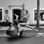 Chay Suede Instagram - Um dumpão do sábado aqui em casa. Teve rolinha, pisicina, moqueca e caos organizado. Foto 1: Papai e Zezé arrasando na piscina. Foto 2: Titio Gui Gui @guilhermeerrocha levando uma raspagenzinha clássica de seu irmão favorito. Foto 3: Papai e Maria arrasando na piscina. Foto 4: Eu tentando ganhar um cotovelinho do meu freguês @efallavena . Foto 5: Mordidinha de amor não dói. Foto 6: Papai focado tentando dominar o óculos de natação. Foto 7: Todo sonho tem algum significado. Meu sonho... fotos coloridas: @gregduboc fotos pb: @pedrodimitrow