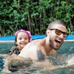 Chay Suede Instagram - Um dumpão do sábado aqui em casa. Teve rolinha, pisicina, moqueca e caos organizado. Foto 1: Papai e Zezé arrasando na piscina. Foto 2: Titio Gui Gui @guilhermeerrocha levando uma raspagenzinha clássica de seu irmão favorito. Foto 3: Papai e Maria arrasando na piscina. Foto 4: Eu tentando ganhar um cotovelinho do meu freguês @efallavena . Foto 5: Mordidinha de amor não dói. Foto 6: Papai focado tentando dominar o óculos de natação. Foto 7: Todo sonho tem algum significado. Meu sonho... fotos coloridas: @gregduboc fotos pb: @pedrodimitrow
