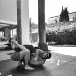 Chay Suede Instagram - Um dumpão do sábado aqui em casa. Teve rolinha, pisicina, moqueca e caos organizado. Foto 1: Papai e Zezé arrasando na piscina. Foto 2: Titio Gui Gui @guilhermeerrocha levando uma raspagenzinha clássica de seu irmão favorito. Foto 3: Papai e Maria arrasando na piscina. Foto 4: Eu tentando ganhar um cotovelinho do meu freguês @efallavena . Foto 5: Mordidinha de amor não dói. Foto 6: Papai focado tentando dominar o óculos de natação. Foto 7: Todo sonho tem algum significado. Meu sonho... fotos coloridas: @gregduboc fotos pb: @pedrodimitrow