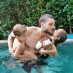 Chay Suede Instagram - Um dumpão do sábado aqui em casa. Teve rolinha, pisicina, moqueca e caos organizado. Foto 1: Papai e Zezé arrasando na piscina. Foto 2: Titio Gui Gui @guilhermeerrocha levando uma raspagenzinha clássica de seu irmão favorito. Foto 3: Papai e Maria arrasando na piscina. Foto 4: Eu tentando ganhar um cotovelinho do meu freguês @efallavena . Foto 5: Mordidinha de amor não dói. Foto 6: Papai focado tentando dominar o óculos de natação. Foto 7: Todo sonho tem algum significado. Meu sonho... fotos coloridas: @gregduboc fotos pb: @pedrodimitrow