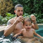 Chay Suede Instagram - Um dumpão do sábado aqui em casa. Teve rolinha, pisicina, moqueca e caos organizado. Foto 1: Papai e Zezé arrasando na piscina. Foto 2: Titio Gui Gui @guilhermeerrocha levando uma raspagenzinha clássica de seu irmão favorito. Foto 3: Papai e Maria arrasando na piscina. Foto 4: Eu tentando ganhar um cotovelinho do meu freguês @efallavena . Foto 5: Mordidinha de amor não dói. Foto 6: Papai focado tentando dominar o óculos de natação. Foto 7: Todo sonho tem algum significado. Meu sonho... fotos coloridas: @gregduboc fotos pb: @pedrodimitrow