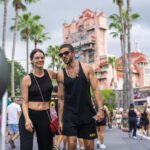 Chay Suede Instagram - #tbt fotos 1 e 2: eu bobo pra idade esmerilhando numa moto de fibra de vidro. foto 3: Laurinha tentando convencer o mais cagão do parque a ir no elevador. fotos 4 e 5: Papai muito mais empolgado que o Zezé, vivendo um grande momento na guitarra gigante. foto 6: Quem são as crianças? foto 7: Turma toda (menos @guilhermeerrocha , que tirou a foto) no último dia :)) @disneyworld.brasil