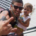 Chay Suede Instagram - #tbt fotos 1 e 2: eu bobo pra idade esmerilhando numa moto de fibra de vidro. foto 3: Laurinha tentando convencer o mais cagão do parque a ir no elevador. fotos 4 e 5: Papai muito mais empolgado que o Zezé, vivendo um grande momento na guitarra gigante. foto 6: Quem são as crianças? foto 7: Turma toda (menos @guilhermeerrocha , que tirou a foto) no último dia :)) @disneyworld.brasil