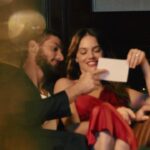 Chay Suede Instagram - O presentear francês carrega uma tradição: o melhor presente é aquele que você gostaria de ganhar. Neste Natal, O.U.i Paris, @chay e @neivalaura fizeram uma sélection très spéciale. Para eles, claro, e também para presentear à la française. Natal O.U.i. Paris. Original comme toi. 🇫🇷 Il y a une tradition française en matière de cadeaux : le meilleur cadeau est celui que l'on aimerait recevoir. Ce Noël, @chay et @neivalaura ont fait une sélection très spéciale. Pour eux, bien sûr, mais aussi pour offrir des cadeaux à la française. Noël O.U.i. Paris. Original comme toi. PraTodosVerem: No vídeo, Chay Suede de blazer preto e blusa branca e Laura Neiva de vestido vermelho borrifam fragrâncias O.U.i Paris, trocam cartas e interagem um com o outro em meio à decoração natalina. O casal também brinca e mostra de forma divertidas caixas vermelhas de presente O.U.i Paris. #NatalOUiParis #OriginalCommeToi