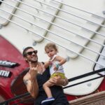 Chay Suede Instagram - #tbt fotos 1 e 2: eu bobo pra idade esmerilhando numa moto de fibra de vidro. foto 3: Laurinha tentando convencer o mais cagão do parque a ir no elevador. fotos 4 e 5: Papai muito mais empolgado que o Zezé, vivendo um grande momento na guitarra gigante. foto 6: Quem são as crianças? foto 7: Turma toda (menos @guilhermeerrocha , que tirou a foto) no último dia :)) @disneyworld.brasil