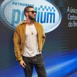 Chay Suede Instagram - Funcionou, turminha! Recebi um convite oficial dos @postospetrobras , e agora sou legitimamente embaixador da gasolina favorita de quem adora carro e a única carbono neutro do Brasil, Gasolina Petrobras Pódium :) No vídeo vocês podem ver nosso primeiro dia juntos, foi no SPFW, evento totalmente carbono neutro, assim como a Gasolina Podium. Uma oportunidade interessante pra se unir dois universos que me interessam, moda e automobilismo. Contem com seu embaixador aqui @postospetrobras , obrigado pelo convite, aguardando ansiosamente o próximo 👁👁 #PodiumCarbonoNeutro *Publicidade 🎥 @guilhermeerrocha