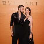 Chay Suede Instagram - Isso foi ontem :) Que alegria comemorar os 75 anos do Ícone Bvlgari Serpenti. E para celebrar, a marca convidou o artista carioca Gabriel Massan para liderar um projeto exclusivo para o mercado brasileiro. Essa é a primeira colaboração criativa da Bulgari com um artista brasileiro. Obrigado @bulgari pelo convite, e pela festa memorável! Saúde, turma! #Serpenti75 #BulgariJewelry #Publicidade 📸 @joaokopv 👕 @thiagobiagi