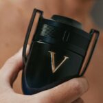 Chay Suede Instagram - Invictus Victory Elixir, o novo lançamento de Paco Rabanne, chegou para nos desafiar a ultrapassar nossos limites e conquistar nossas vitórias. Uma excelente dica para presentear quem você ama, nesse dia dos namorados. @pacorabanne #pacorabanneparfums #publi