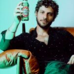 Chay Suede Instagram - Oie! Me sinto pronto para a última sexta-feira do ano, ao lado da minha purinha favorita @becksbeerbr #QuantoMaisAmargoMelhor #BebaComModeração #Publi