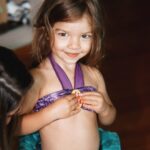 Chay Suede Instagram - Minha filha, quando você nasceu, meu mundo e tudo o que tinha dentro dele, tornou a começar. Todas as certezas, todas as dúvidas, todos os sentimentos bons e ruins ganharam novos e diferentes lugares. Você é o que de mais genuíno eu fui capaz de fazer, minha luz do sol, minha alegria, meu deboche preferido. Amor da vida do papai, que sua vida seja abençoada, que Deus te dê muitos e muitos anos de vida, que o seu coração se mantenha original assim. O amor é o seu sorriso de manhã, suas caretinhas, seu humor. Que a vida te faça rir como você me faz. Te amo, Maria! Feliz aniversário. O papai é seu, pra sempre.
