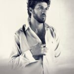Chay Suede Instagram - A primeiríssima edição da @bazaarmanbr já está nas bancas! Com @chay Suede entre as estrelas da capa, mostramos o melhor da moda da @poloralphlauren na publicação. Garanta hoje mesmo o seu exemplar. * Fotografia: @gil_inoue Direção de arte: @thiagobatistaart Styling: @thiagobiagi Texto: @aloister Beleza: @bobestvo Produção de moda: @lago.felipe, @fabosafabosa e @rafhacastro Produção executiva: @jvmb011 (@zucahub) Assistente de moda: Maria Siqueira Tratamento de imagem: @altretouch