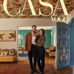 Chay Suede Instagram - Quantas memórias um lar é capaz de abrigar? Na Casa Vogue de outubro, @Chay Suede e Laura Neiva (@neivalaura) provam que infinitas. Histórias pessoais, heranças de família e recordações afetuosas estão em cada canto da morada do casal no Alto de Pinheiros, em São Paulo. “Quando entramos aqui, tivemos certeza: era um lugar do tamanho dos nossos sonhos”, diz Laura. Chay completa: “A casa nos ajudou a enxergar nosso futuro próximo e a gente se animou”. O imóvel acaba de passar por reforma comandada por Laura, com a ajuda do amigo e arquiteto Paulo Azevedo (@pauloazevedodesign) e Antonio Scarpa (@antonioscarpa_), que juntos transformaram o local num cenário cheio de vida. O tour completo você confere na Casa Vogue de outubro, nas bancas a partir desta sexta-feira (6), e também em casavogue.com.br. Não perca! 📷 @decocury | estilo @adrianafrattini | edição de arte @jeffleal13 e @ricx | texto @giovanaromani | styling @thiagobiagi | produção de moda Malu Locatelli | beleza @herodrigues | assistente de beleza @rosadecarlosbeauty | assistente de fotografia @taismedriphoto . . . #casavogue #casavogueoutubro #lauraneiva #chaysuede