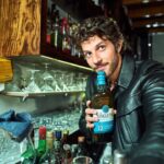 Chay Suede Instagram - #Publicidade Esse dia foi demais :)) Eu e @thesingletonwhisky assumimos por alguns instantes meu bar favorito (@thepunchsp ). Preparei o "Pirate's Nail" pros meus irmãos (com uma ajudinha do meu querido @ricardo_miyazaki , claro). Rimos muito, nos divertimos muito, e fizemos essas fotos que estão aí. Obrigado, meus amados! @alexandrewon @cabelo8588 @pedrodimitrow @thesingletonwhisky acredita que os single malts devem ser apreciados por muitos, não apenas por alguns! Não existem regras pra degustar, o singular pode sim ser muito plural. #OlharSingular #SorryNotSorry Aprecie com moderação. Não compartilhe com menores de 18 anos.