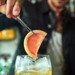 Chay Suede Instagram - #publicidade Dando continuidade às celebrações ao dia mundial do whisky criei a minha receita de plus two com @thesingletonwhisky no @thepunchsp com ajuda do meu irmão @ricardo_miyazaki . Pois gostamos de fazer diferente, quebrar algumas regras e assim como #Singleton, trazer uma nova perspectiva para a categoria de whisky! #OlharSingular Quer experimentar o Pirate’s Nail? A receita está no reels e no cardápio do @thepunchsp Aprecie com moderação. Não compartilhe com menores de 18 anos.