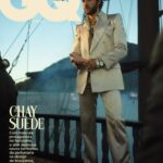 Chay Suede Instagram - @chay assume o “Pirata”, apelido de sua infância em Vitória, no Espírito Santo, para a capa da #GQJunhoJulho. Dos corsários, o ator pega emprestado o espírito desbravador, que se intensificou nos últimos anos. Hoje, ele investe na arte de fazer perfumes, desenha bolsas e joias, e até criou um par de halteres que imita seus punhos e mãos. "Eu tenho muita curiosidade, a ponto de não conseguir dormir, às vezes, sem saber uma coisa inteira. Quando entro num assunto, viro nerd naquilo", diz. A GQ Brasil de junho/julho já está nas bancas e no aplicativo @globomais. Você também pode comprar a revista agora, clicando no link da bio, e recebê-la em sua casa. Por enquanto, entrega disponível para Grande São Paulo, Campinas, Rio de Janeiro, Curitiba, Porto Alegre e Brasília.   Diretor de conteúdo: @daniel_bergamasco Foto: @nixon_freire Coordenação executiva: @enzoamendola e @mihalymartins Assistentes de fotografia: @tinhosousa, @joaoxoc e @7tijolada Styling: @thiagobiagi Assistente de moda: @luanamalinovski Assistentes de produção: @tcharlietuna e @sobre_o_solo Make e hair: @luzcidez Edição de arte: @victoramirabile Eletricistas: Tatuzinho e @ronesoares Tratamento de imagem: @factoryretouch Texto: @ligiamesquita Chay Suede veste @gucci Agradecimento: @escunaperolanegrabertioga #GQBrasil #ChayNaGQ #ChaySuede #ModaMasculina