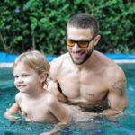 Chay Suede Instagram - Um dumpão do sábado aqui em casa. Teve rolinha, pisicina, moqueca e caos organizado. Foto 1: Papai e Zezé arrasando na piscina. Foto 2: Titio Gui Gui @guilhermeerrocha levando uma raspagenzinha clássica de seu irmão favorito. Foto 3: Papai e Maria arrasando na piscina. Foto 4: Eu tentando ganhar um cotovelinho do meu freguês @efallavena . Foto 5: Mordidinha de amor não dói. Foto 6: Papai focado tentando dominar o óculos de natação. Foto 7: Todo sonho tem algum significado. Meu sonho... fotos coloridas: @gregduboc fotos pb: @pedrodimitrow