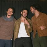 Chay Suede Instagram - Eu não sei exatamente quando isso começou, mas já faz um tempo, que pra mim, quinta é dia de tomar uma, encontrar meus amigos, e rir de tudo e qualquer coisa. Eu sempre faço questão das minhas quintas. Tava morrendo de saudade desses meus irmãos, @romuloestrela e @lossorafael , e esse #tbt é pra celebrar nossa quinta passada. Quem aí investe nas quintas-feiras? 🎥 @guilhermeerrocha