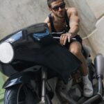 Chay Suede Instagram - #tbt fotos 1 e 2: eu bobo pra idade esmerilhando numa moto de fibra de vidro. foto 3: Laurinha tentando convencer o mais cagão do parque a ir no elevador. fotos 4 e 5: Papai muito mais empolgado que o Zezé, vivendo um grande momento na guitarra gigante. foto 6: Quem são as crianças? foto 7: Turma toda (menos @guilhermeerrocha , que tirou a foto) no último dia :)) @disneyworld.brasil