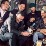 Chay Suede Instagram - #Publicidade Esse dia foi demais :)) Eu e @thesingletonwhisky assumimos por alguns instantes meu bar favorito (@thepunchsp ). Preparei o "Pirate's Nail" pros meus irmãos (com uma ajudinha do meu querido @ricardo_miyazaki , claro). Rimos muito, nos divertimos muito, e fizemos essas fotos que estão aí. Obrigado, meus amados! @alexandrewon @cabelo8588 @pedrodimitrow @thesingletonwhisky acredita que os single malts devem ser apreciados por muitos, não apenas por alguns! Não existem regras pra degustar, o singular pode sim ser muito plural. #OlharSingular #SorryNotSorry Aprecie com moderação. Não compartilhe com menores de 18 anos.