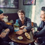 Chay Suede Instagram - #Publicidade Esse dia foi demais :)) Eu e @thesingletonwhisky assumimos por alguns instantes meu bar favorito (@thepunchsp ). Preparei o "Pirate's Nail" pros meus irmãos (com uma ajudinha do meu querido @ricardo_miyazaki , claro). Rimos muito, nos divertimos muito, e fizemos essas fotos que estão aí. Obrigado, meus amados! @alexandrewon @cabelo8588 @pedrodimitrow @thesingletonwhisky acredita que os single malts devem ser apreciados por muitos, não apenas por alguns! Não existem regras pra degustar, o singular pode sim ser muito plural. #OlharSingular #SorryNotSorry Aprecie com moderação. Não compartilhe com menores de 18 anos.