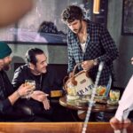 Chay Suede Instagram - #Publicidade Esse dia foi demais :)) Eu e @thesingletonwhisky assumimos por alguns instantes meu bar favorito (@thepunchsp ). Preparei o "Pirate's Nail" pros meus irmãos (com uma ajudinha do meu querido @ricardo_miyazaki , claro). Rimos muito, nos divertimos muito, e fizemos essas fotos que estão aí. Obrigado, meus amados! @alexandrewon @cabelo8588 @pedrodimitrow @thesingletonwhisky acredita que os single malts devem ser apreciados por muitos, não apenas por alguns! Não existem regras pra degustar, o singular pode sim ser muito plural. #OlharSingular #SorryNotSorry Aprecie com moderação. Não compartilhe com menores de 18 anos.