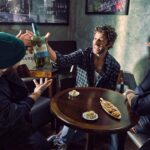Chay Suede Instagram - #Publicidade Esse dia foi demais :)) Eu e @thesingletonwhisky assumimos por alguns instantes meu bar favorito (@thepunchsp ). Preparei o "Pirate's Nail" pros meus irmãos (com uma ajudinha do meu querido @ricardo_miyazaki , claro). Rimos muito, nos divertimos muito, e fizemos essas fotos que estão aí. Obrigado, meus amados! @alexandrewon @cabelo8588 @pedrodimitrow @thesingletonwhisky acredita que os single malts devem ser apreciados por muitos, não apenas por alguns! Não existem regras pra degustar, o singular pode sim ser muito plural. #OlharSingular #SorryNotSorry Aprecie com moderação. Não compartilhe com menores de 18 anos.