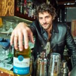 Chay Suede Instagram - #Publicidade Esse dia foi demais :)) Eu e @thesingletonwhisky assumimos por alguns instantes meu bar favorito (@thepunchsp ). Preparei o "Pirate's Nail" pros meus irmãos (com uma ajudinha do meu querido @ricardo_miyazaki , claro). Rimos muito, nos divertimos muito, e fizemos essas fotos que estão aí. Obrigado, meus amados! @alexandrewon @cabelo8588 @pedrodimitrow @thesingletonwhisky acredita que os single malts devem ser apreciados por muitos, não apenas por alguns! Não existem regras pra degustar, o singular pode sim ser muito plural. #OlharSingular #SorryNotSorry Aprecie com moderação. Não compartilhe com menores de 18 anos.